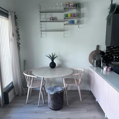 Small In The Middle Of Center 아파트